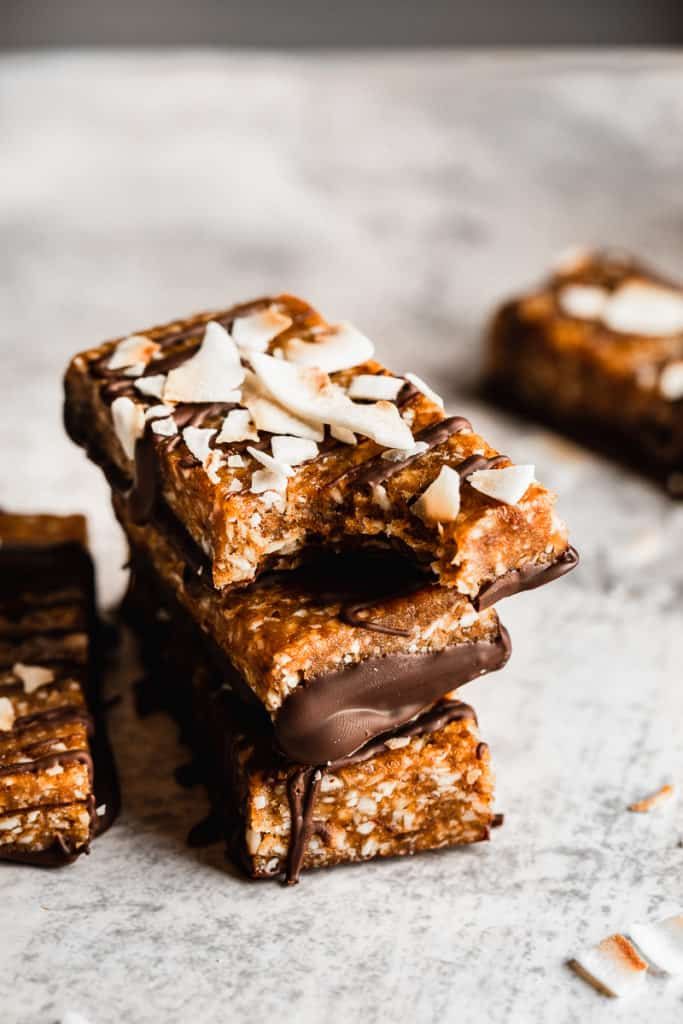 Barrita de dátil, coco y chocolate.